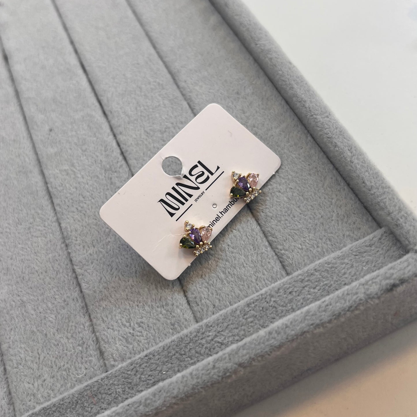 Ohrringe mit floralen Akzenten und bunten Steinen