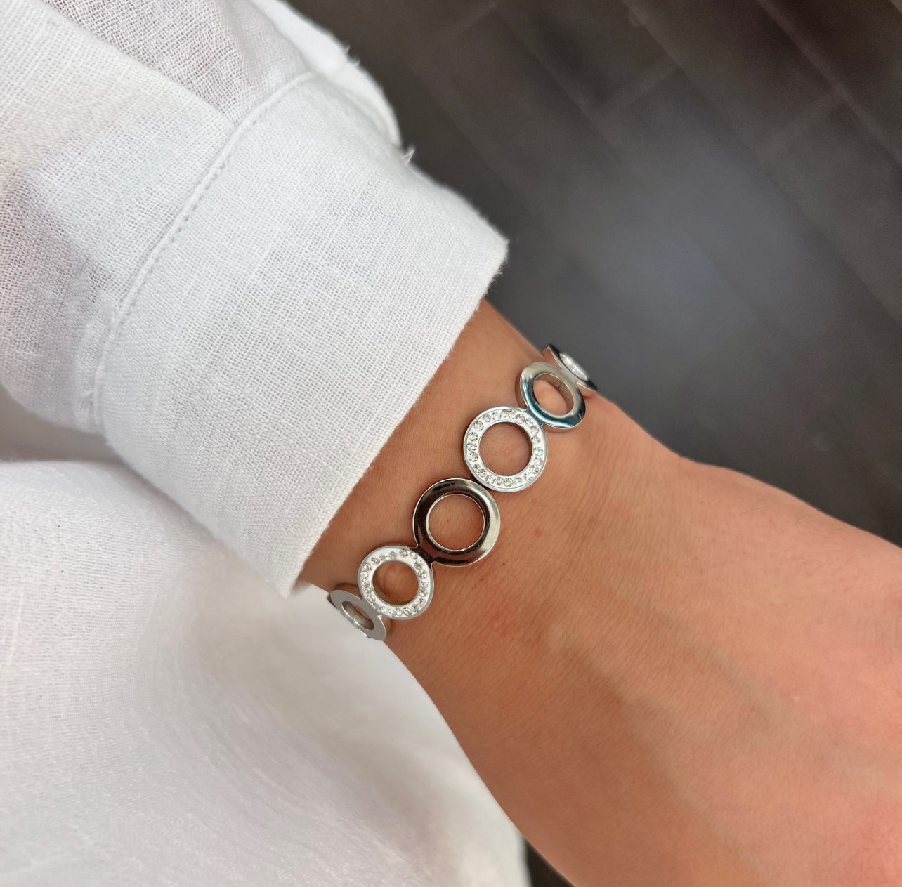 Armreif mit funkelnden Zirkonia-Kreisen
