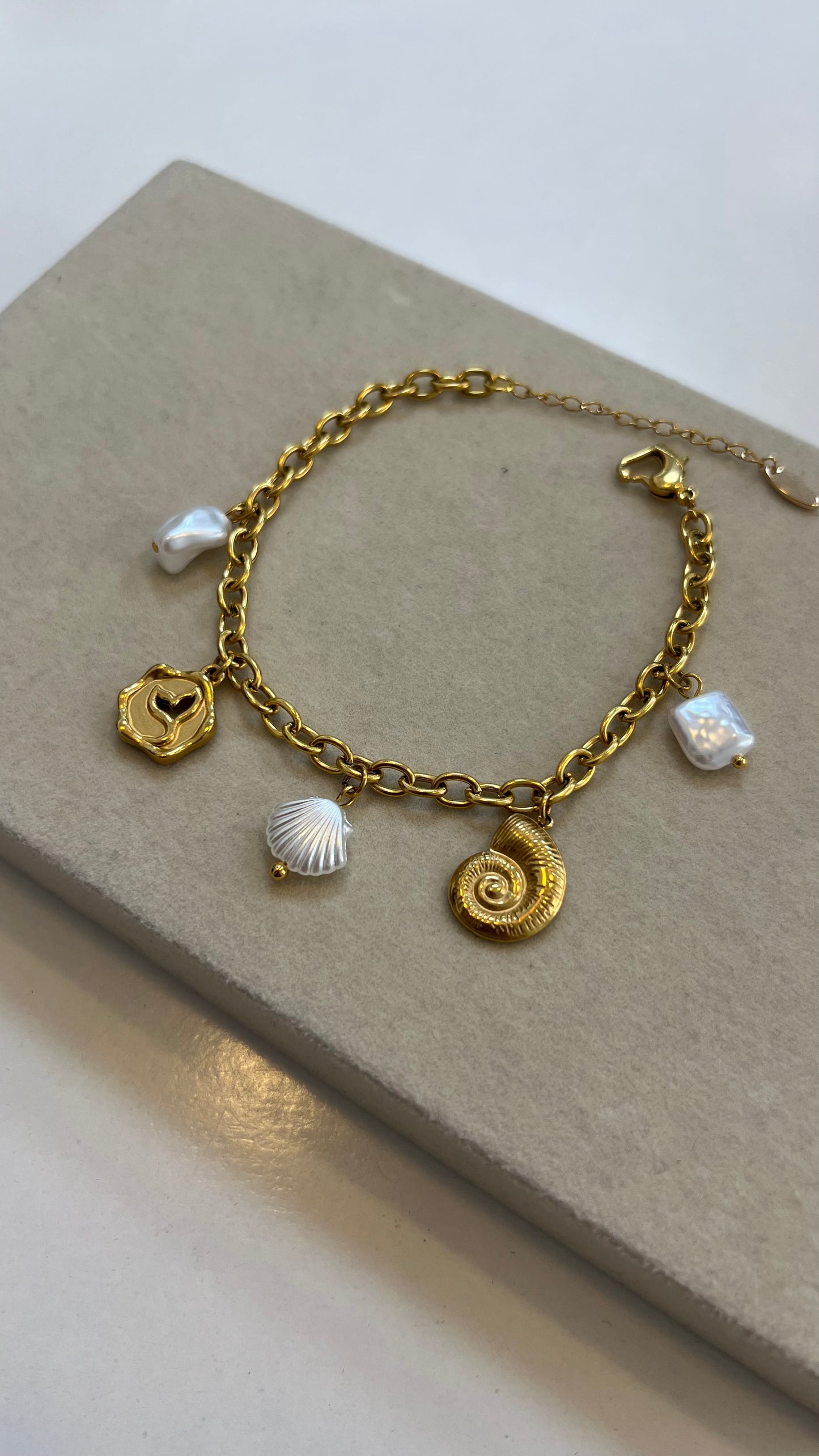 Golden Sea Charm Armband