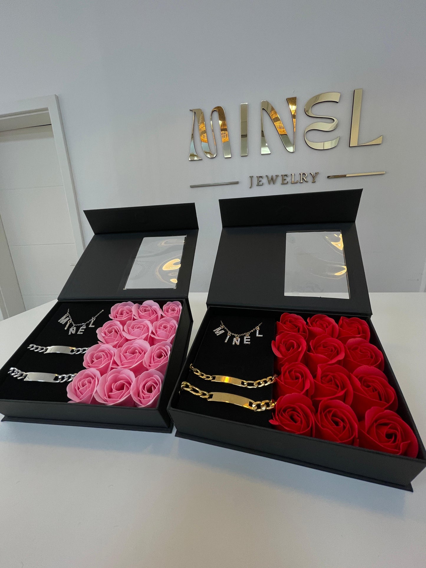 Schmuck-Geschenkset mit personalisierbaren Armbändern und Rosen