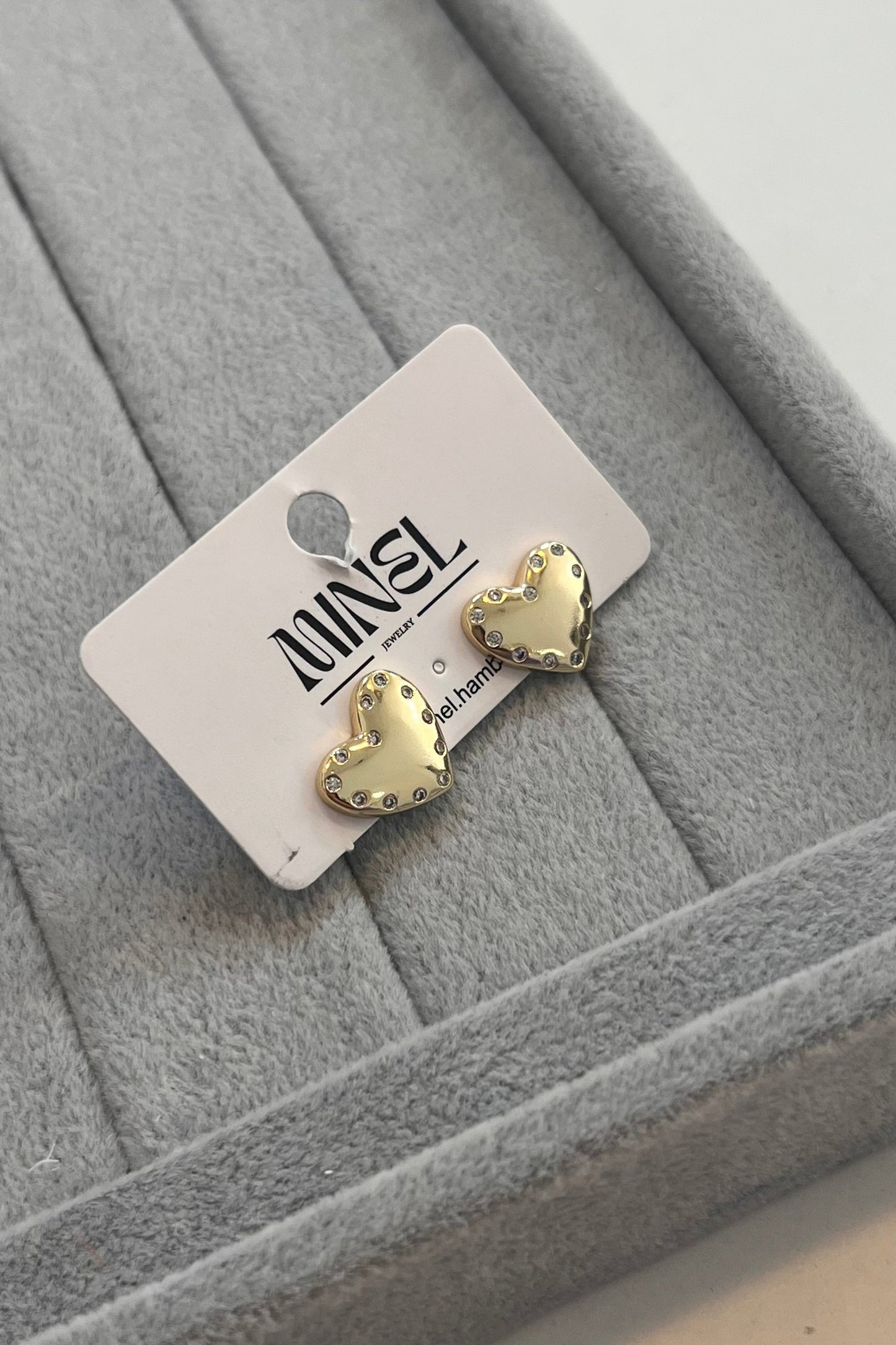 Herz-Ohrringe mit Zirkonia -Details