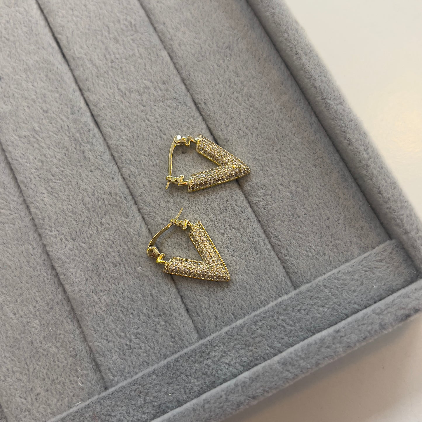 Ohrringe mit funkelnden Zirkoniasteinen