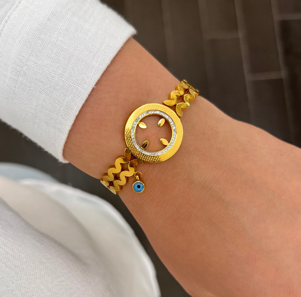 Armreif mit offenem Kreis-Design, funkelnden Details und Nazar