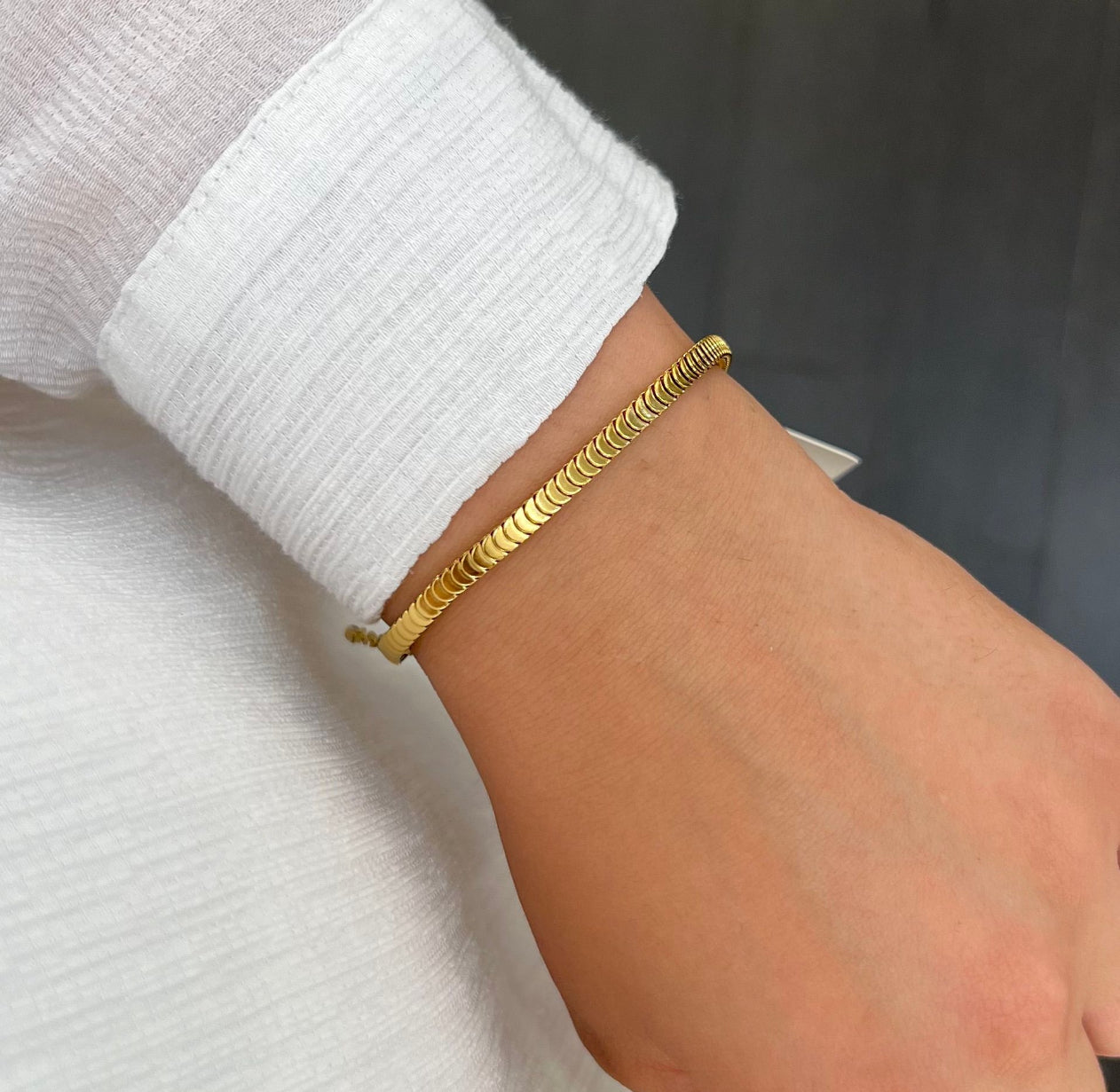 Goldarmband mit Schuppen-Design