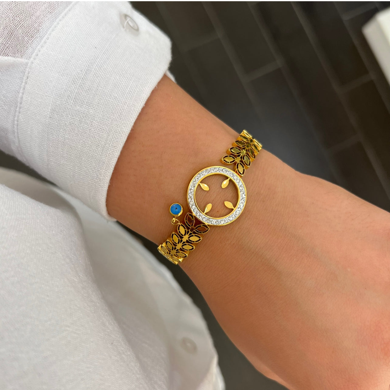 Goldarmreif mit floralem Muster, glitzerndem Kreisdesign und Nazar Anhänger
