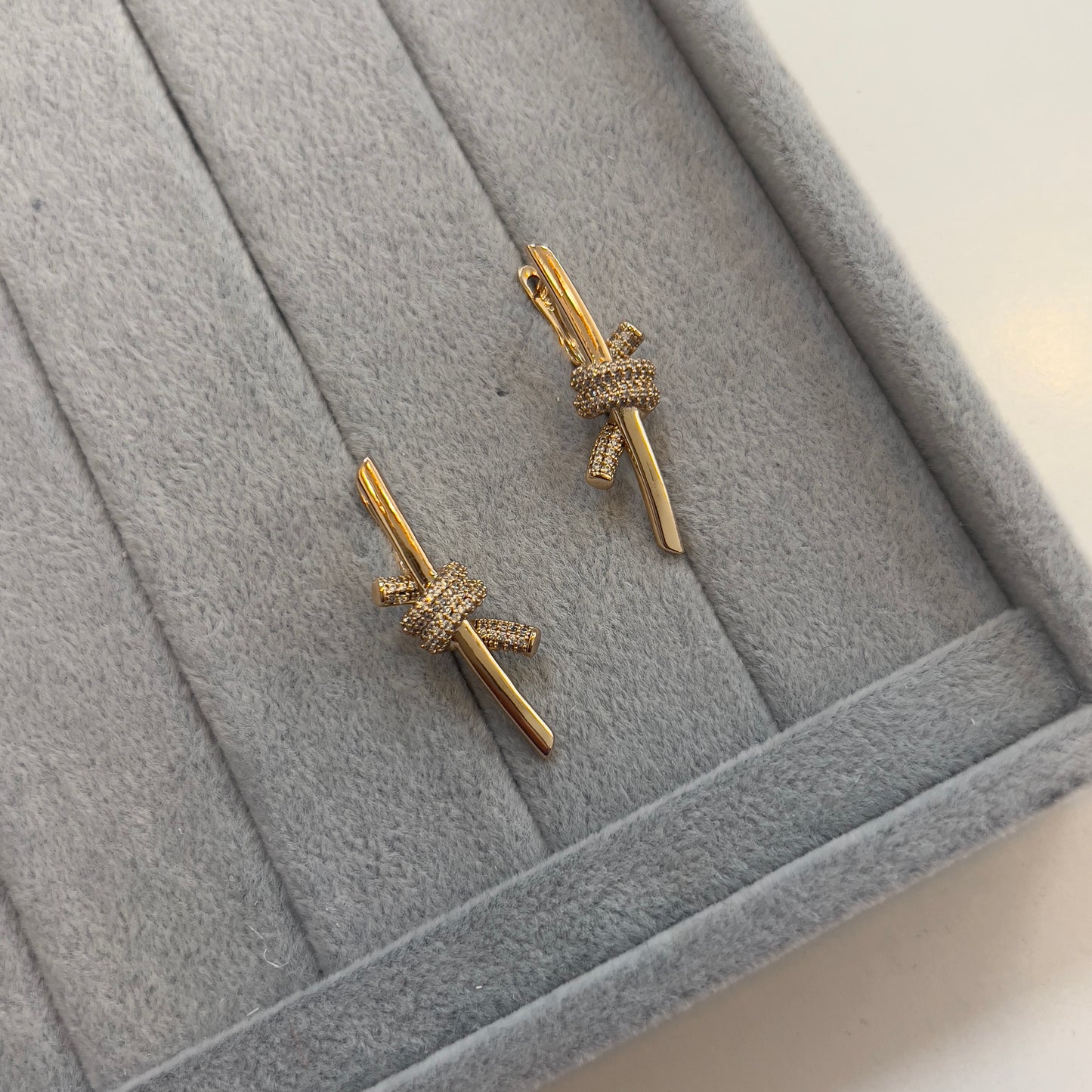 Ohrringe x-Design mit funkelnden Zirkoniasteinen