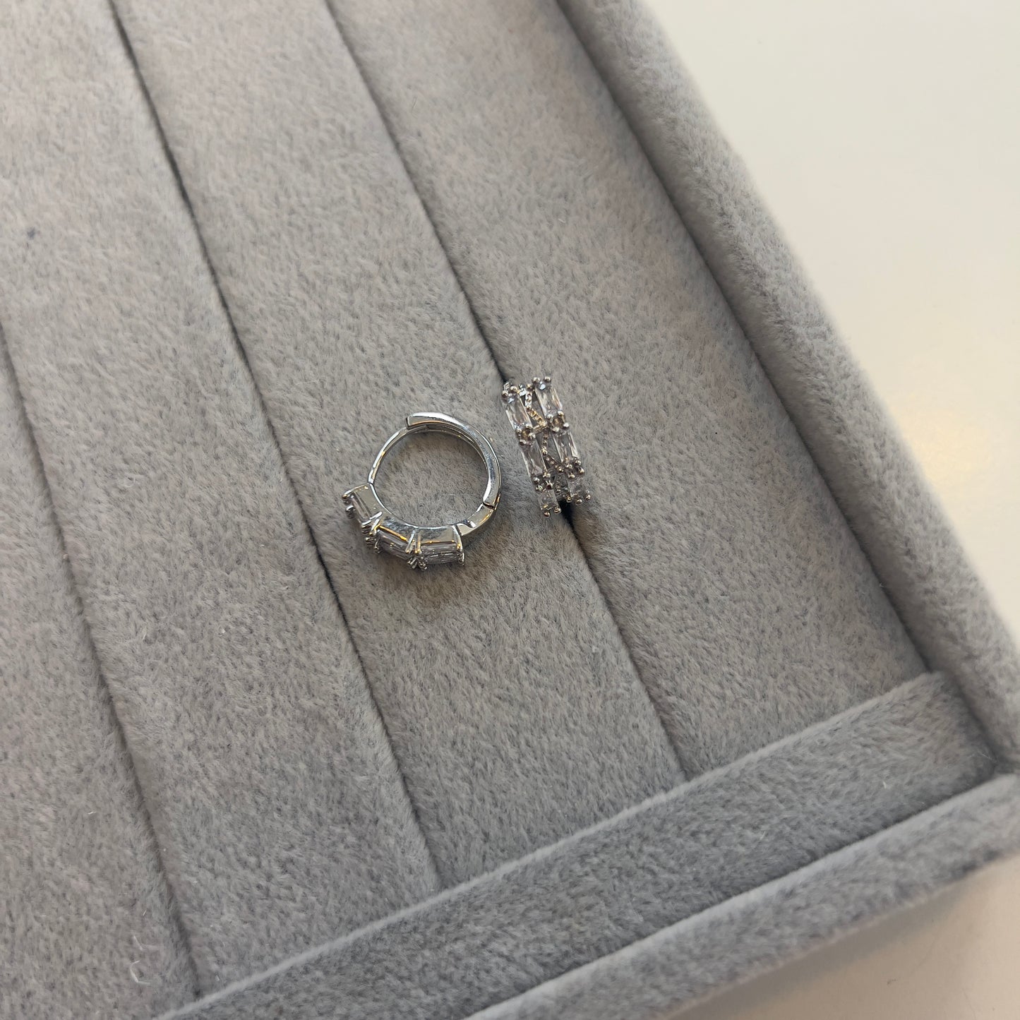 Silber-Creolen mit baguetteförmigen Steinen