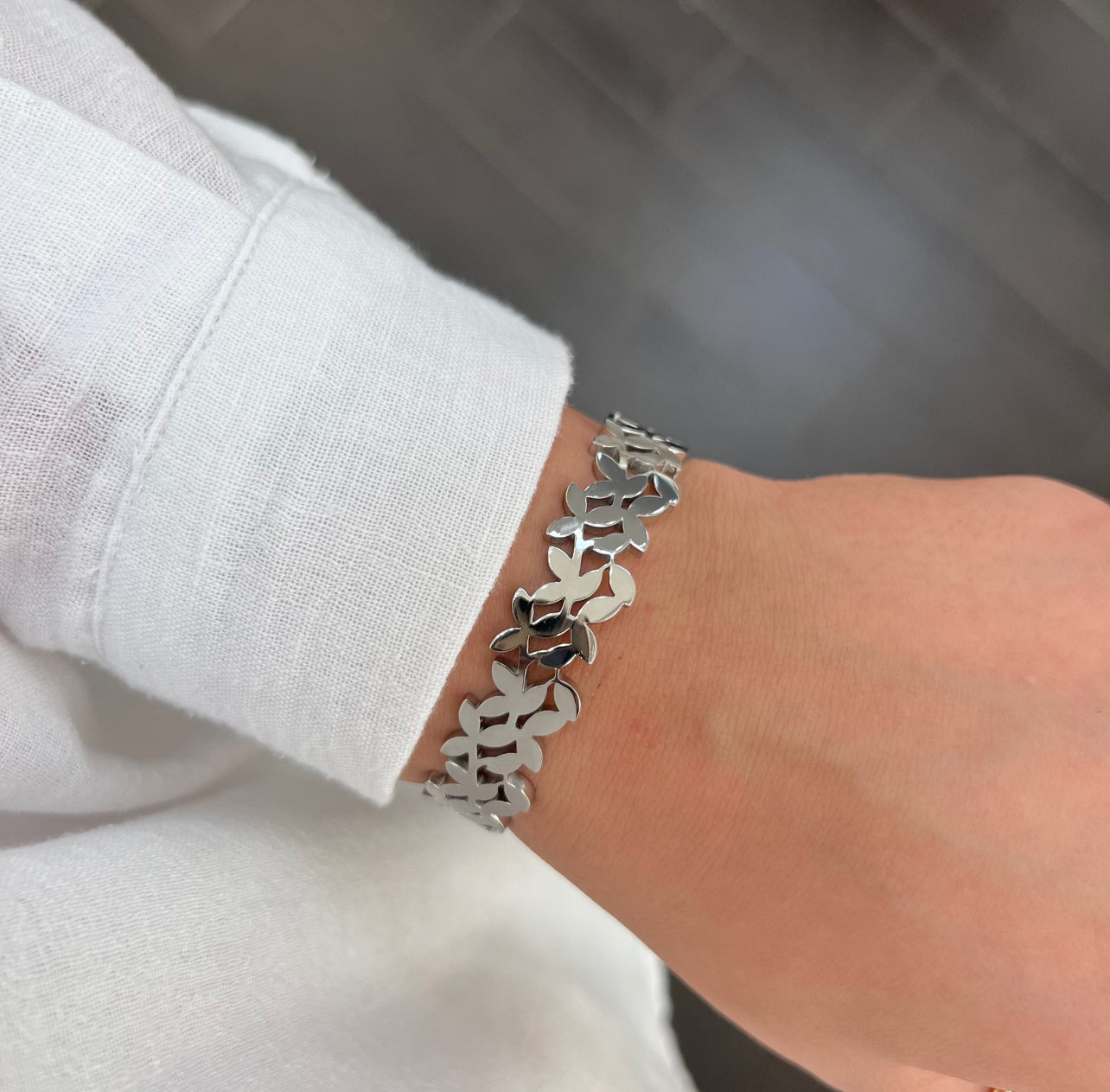 Silberarmreif mit floralen Elementen