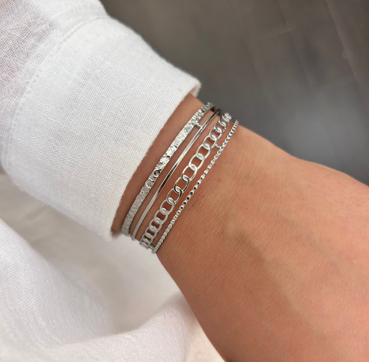 Silberarmreif mit Glieder- und Hammerstruktur-Details