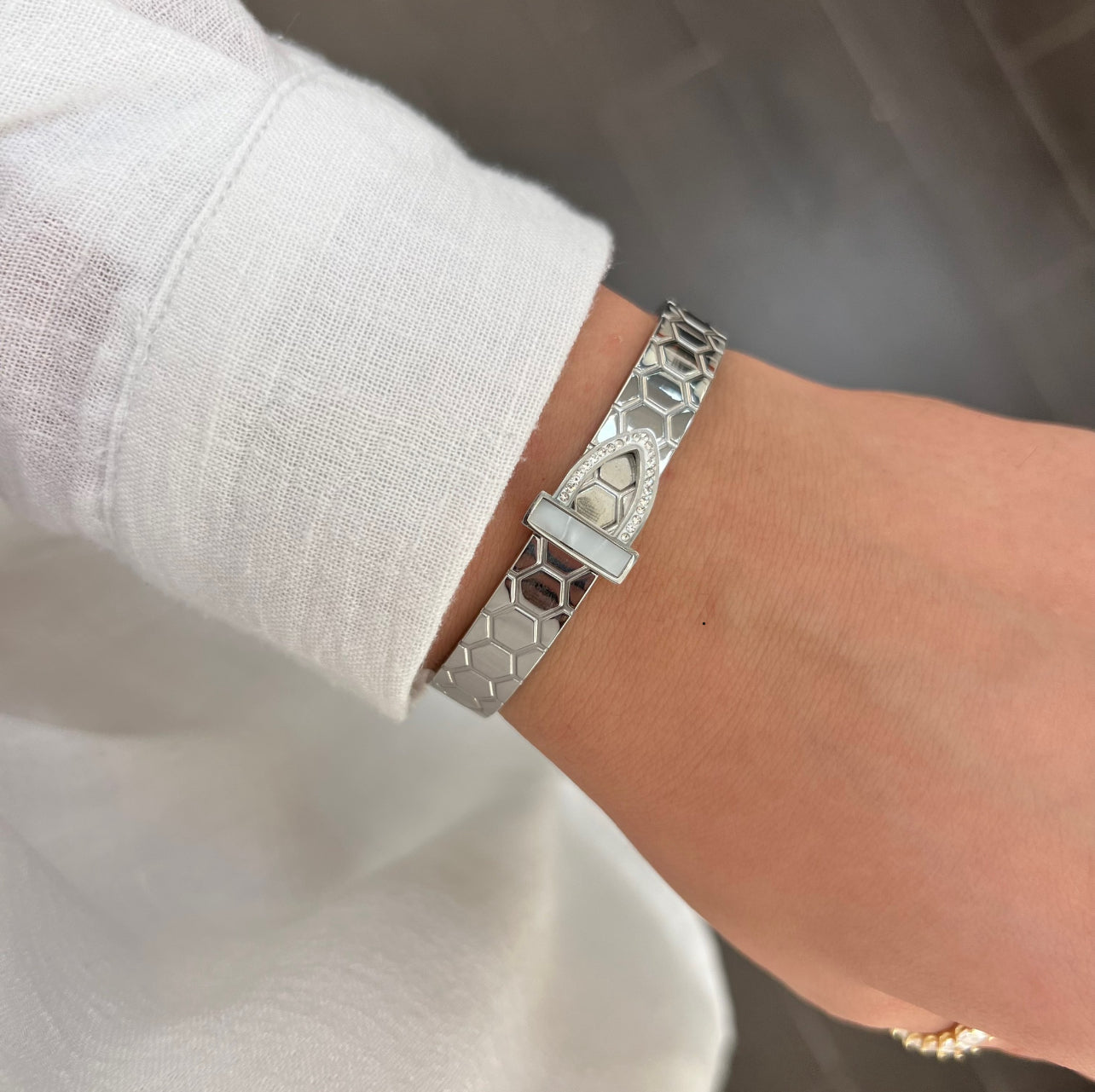 Silbernes Armreif mit Wabenstruktur