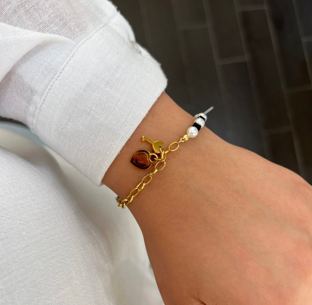 Armband mit Herz- und Schlüsselanhänger mit Perlen-Details