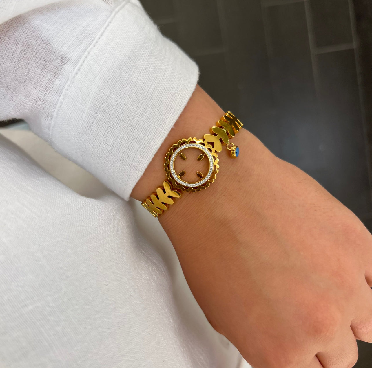 Armreif mit filigranem Ziffernblatt und Blattmuster