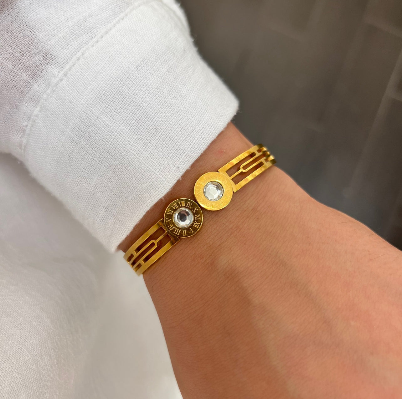 Armreif mit römischen Zahlen und funkelnden Akzenten