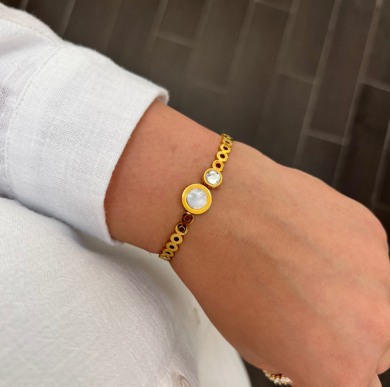 Armreif mit perlmuttartigen und kristallklaren Akzenten