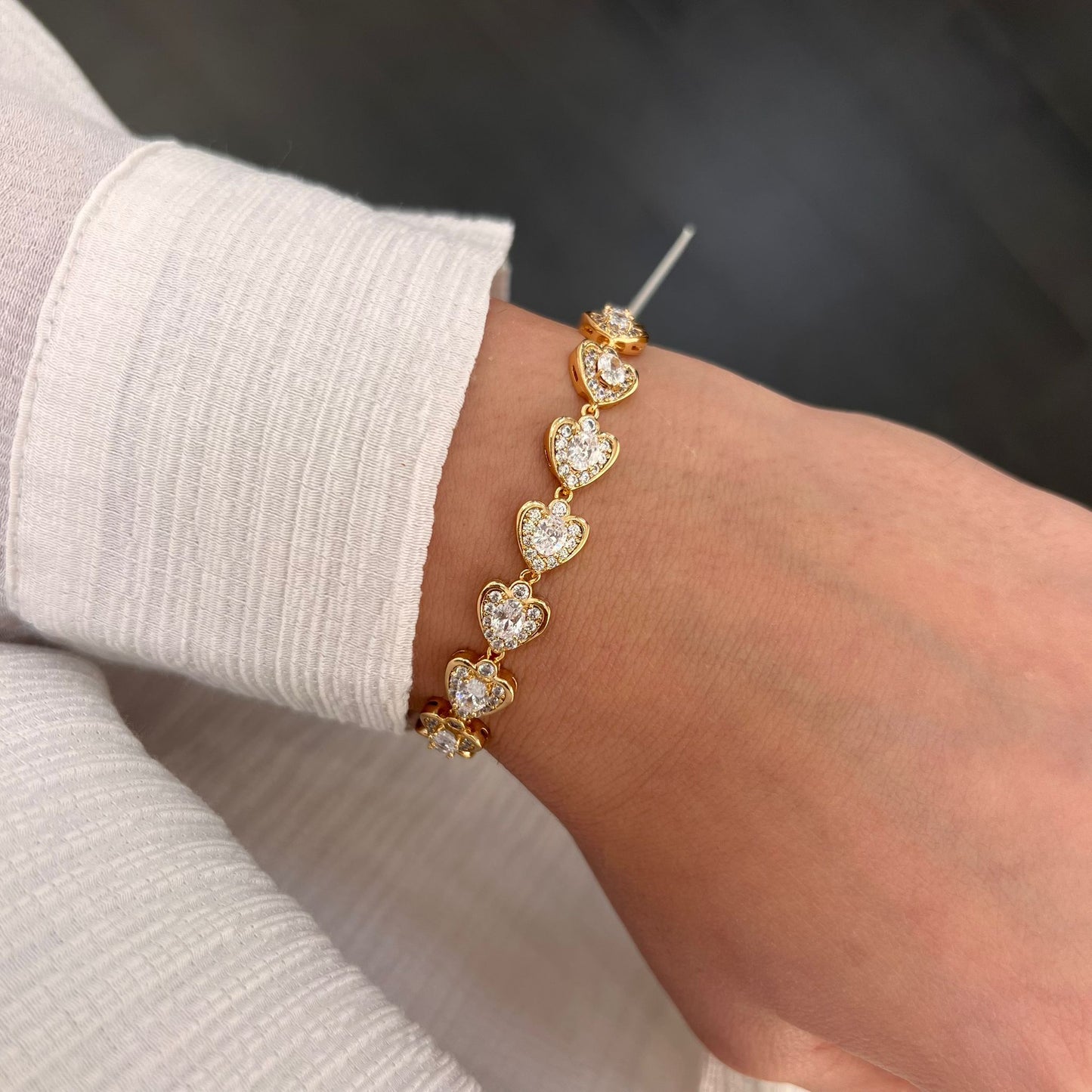 Herzarmband aus Gold mit funkelnden Zirkonia-Steinen