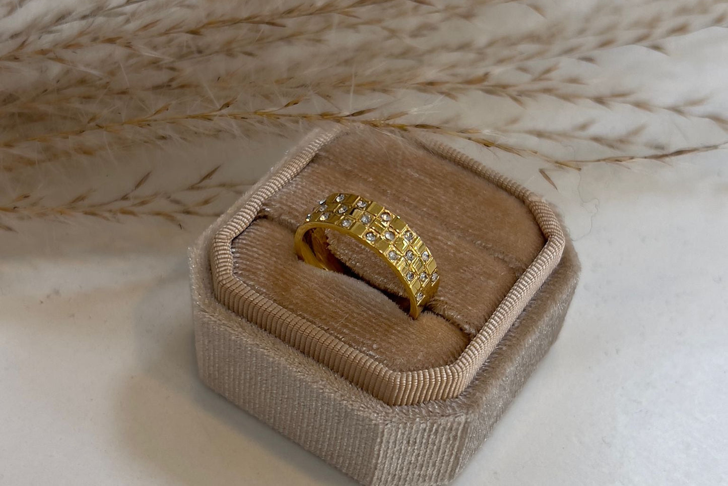 Elegance Ring