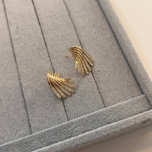 Goldene Flügel-Ohrringe mit glitzernden Zirkonia