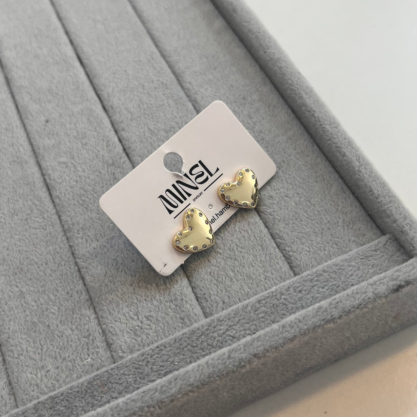 Herz-Ohrringe mit Zirkonia -Details
