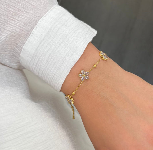 Armband mit Blumenanhängern und Kristallakzenten