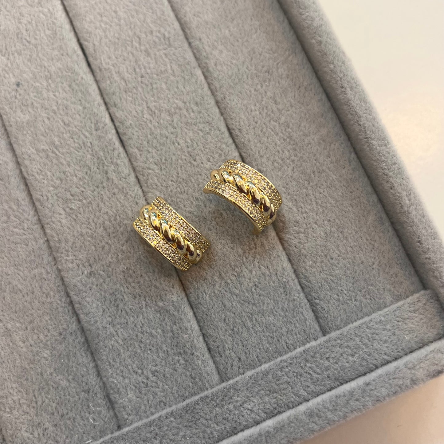 Ohrringe mit Kettendesign und Strass