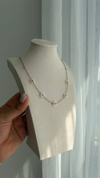 White Folower Kette