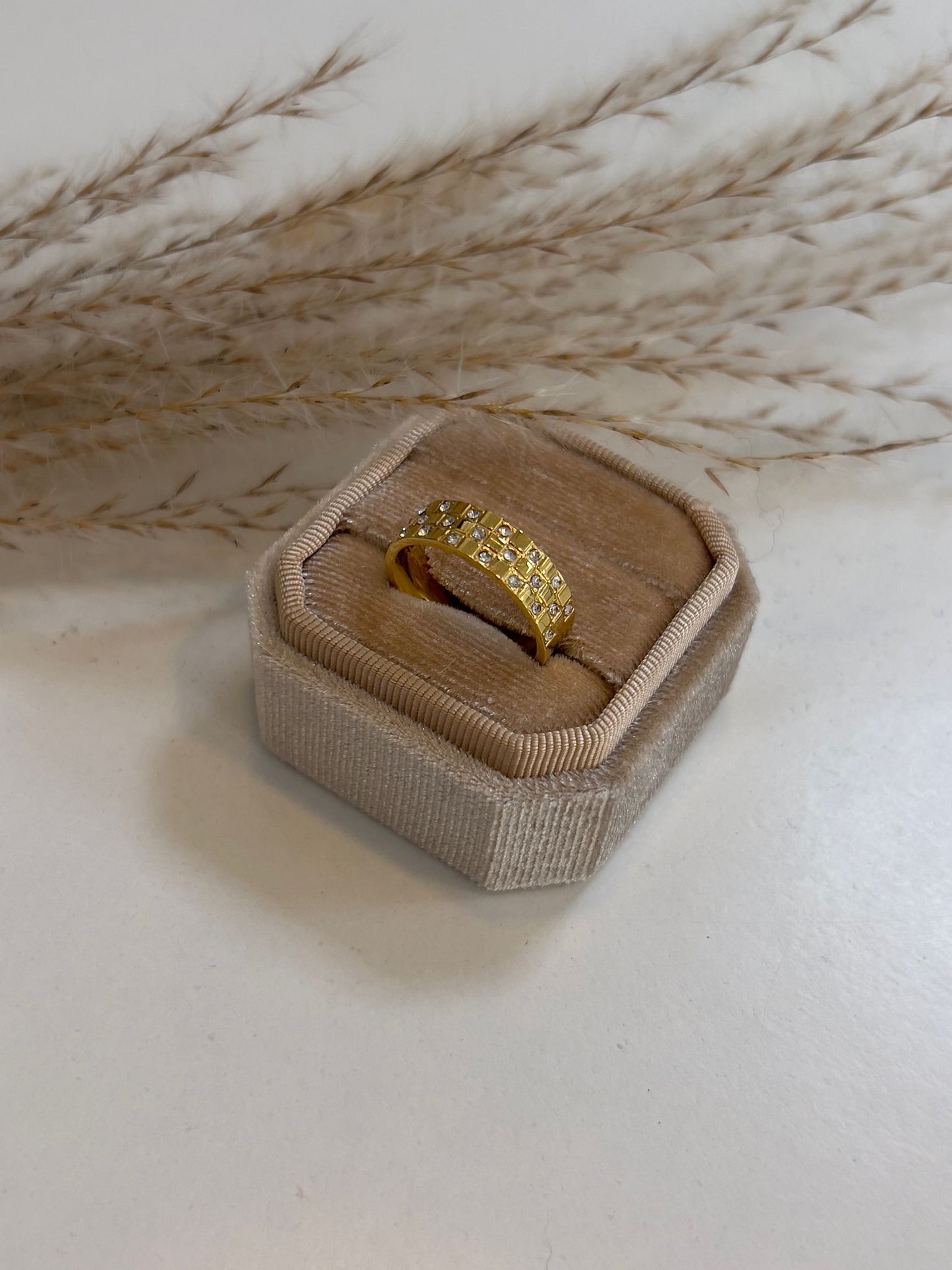 Elegance Ring